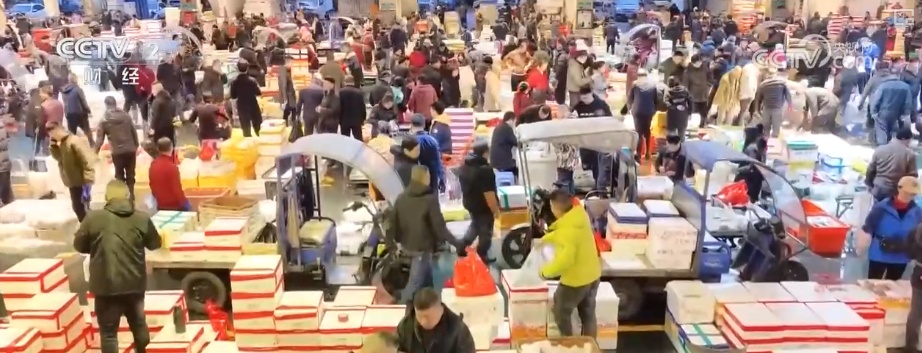 “鲜”货直达“拍”向餐桌 节前水产市场供需两旺“高端年货”交易量增长