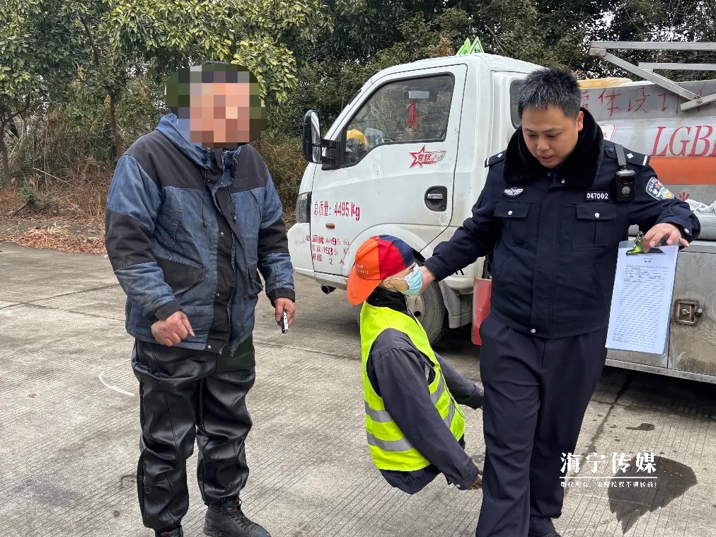 副驾坐的不是“活人”！浙江海宁查获一辆危化品运输车，公安已扣车