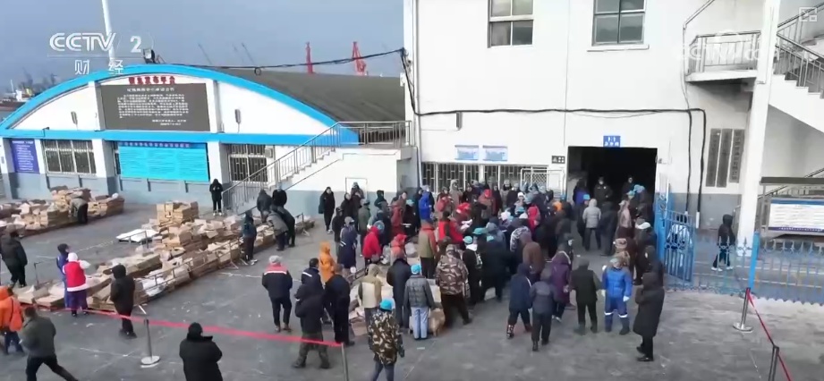 “鲜”货直达“拍”向餐桌 节前水产市场供需两旺“高端年货”交易量增长