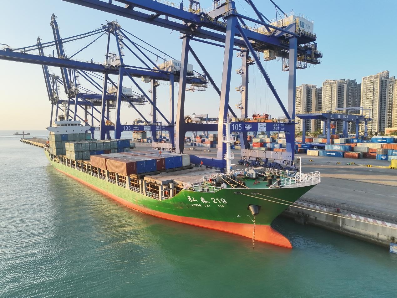 海口秀英港区“二线口岸”首单集装箱货物装船出岛 海口秀英港区“二线口岸”首单集装箱货物装船出岛