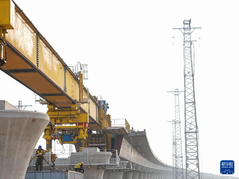 成渝中线高铁龙泉特大桥系杆拱施工完成