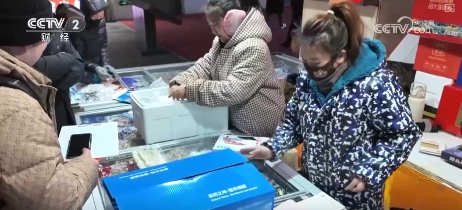 “鲜”货直达“拍”向餐桌 节前水产市场供需两旺“高端年货”交易量增长