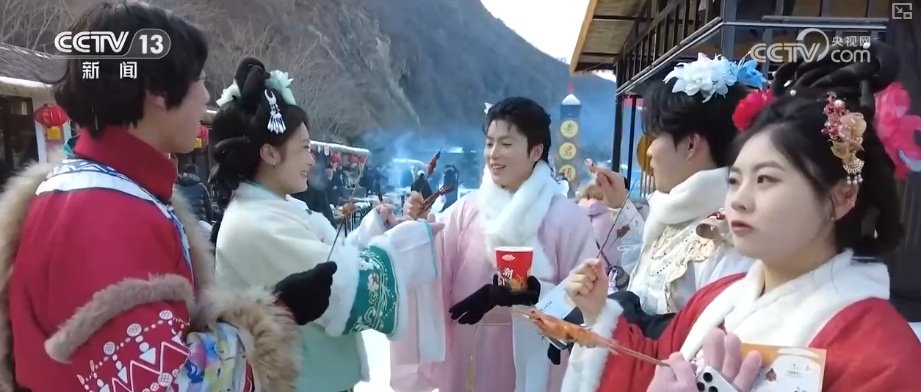 铺好“数字快车道” 年轻人用“体验”投票改变春节出行节奏与消费图谱