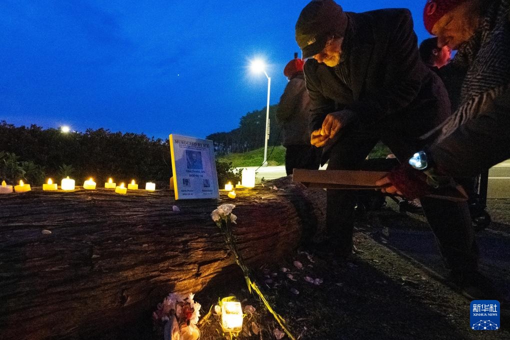美国旧金山：烛光悼念明尼阿波利斯移民执法枪击事件死者