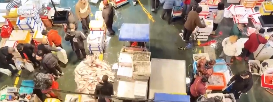 “鲜”货直达“拍”向餐桌 节前水产市场供需两旺“高端年货”交易量增长