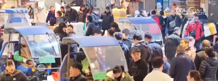 “鲜”货直达“拍”向餐桌 节前水产市场供需两旺“高端年货”交易量增长