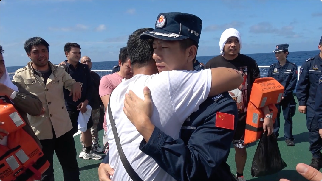 “感谢中国海警,我们安全了!” “感谢中国海警,我们安全了!”