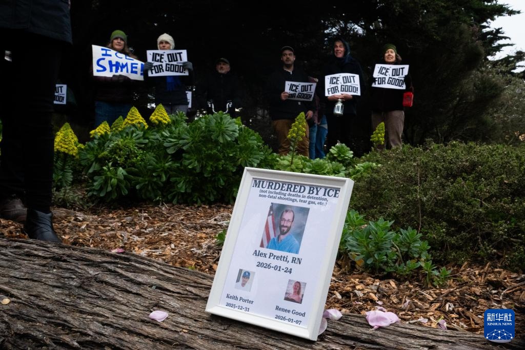 美国旧金山：烛光悼念明尼阿波利斯移民执法枪击事件死者