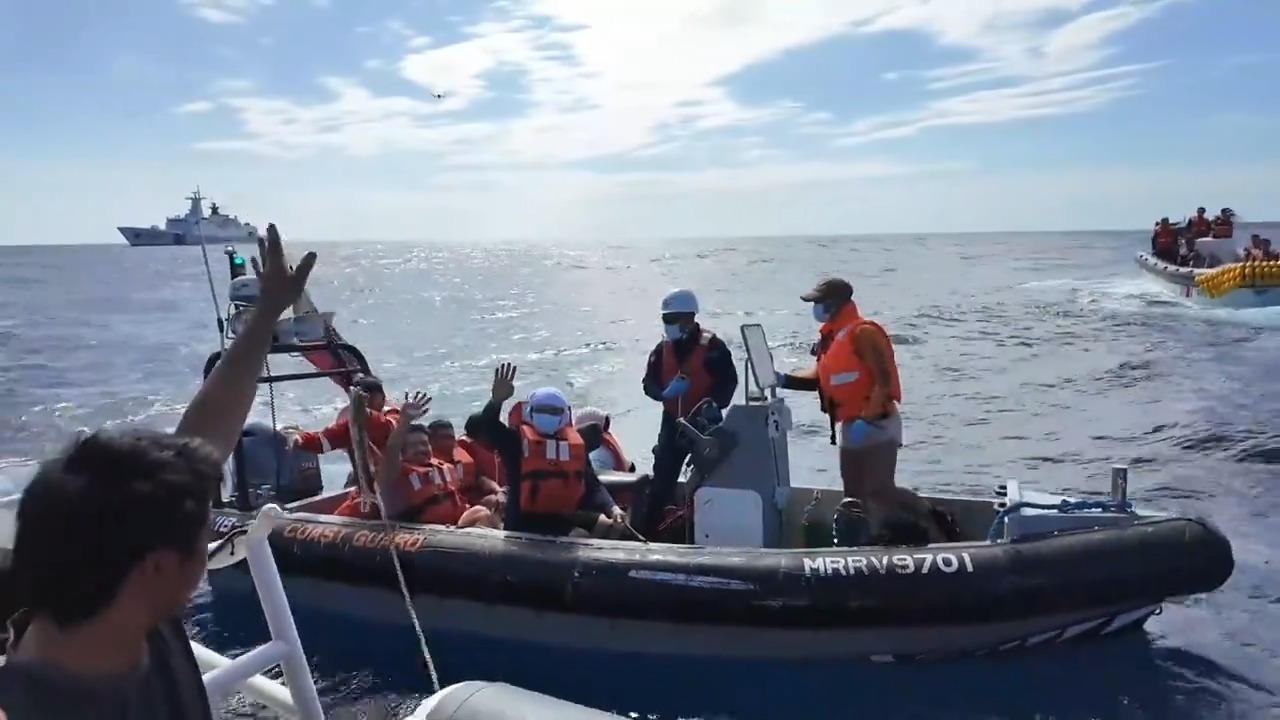 “非常感谢中国海警” 直击中国海警移交菲籍遇险船员现场