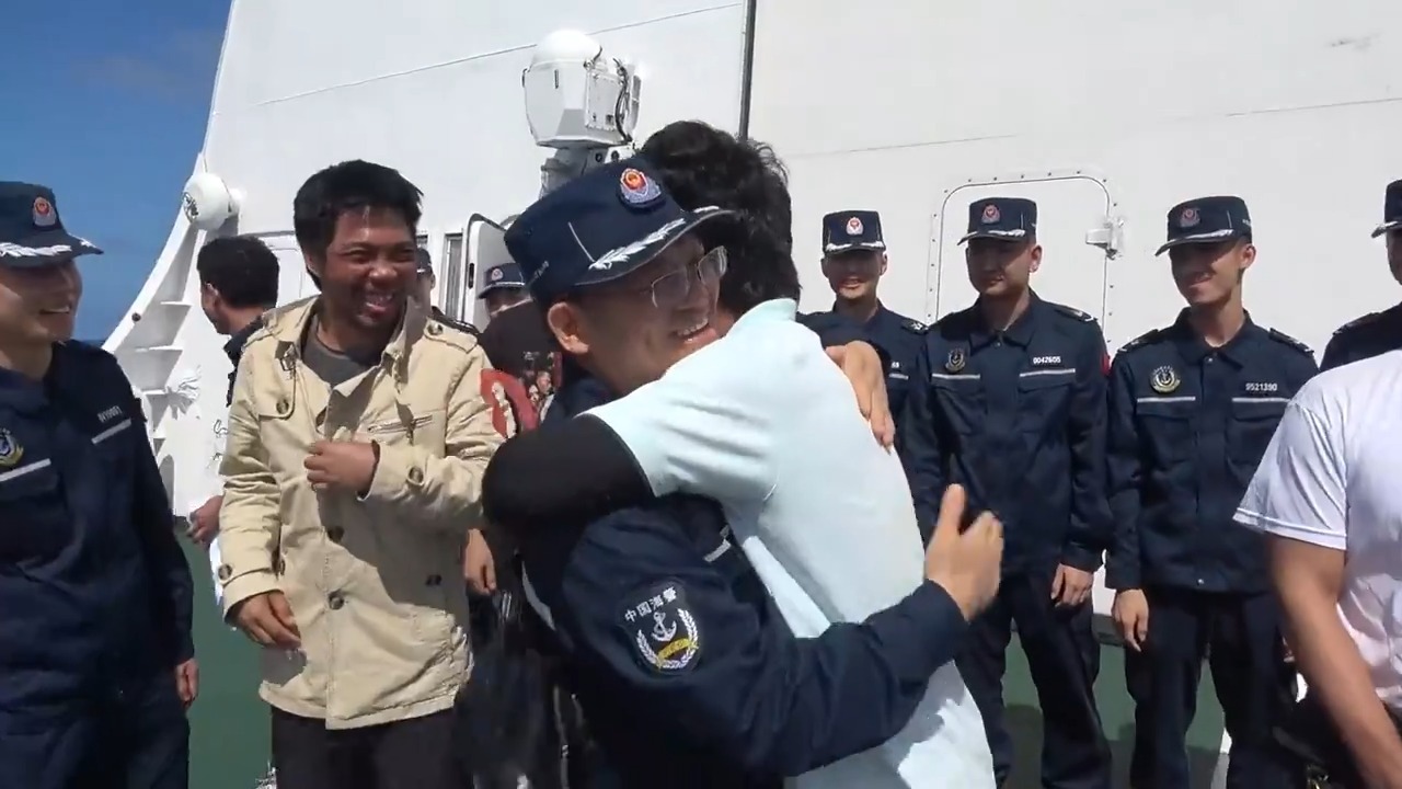 “非常感谢中国海警” 直击中国海警移交菲籍遇险船员现场