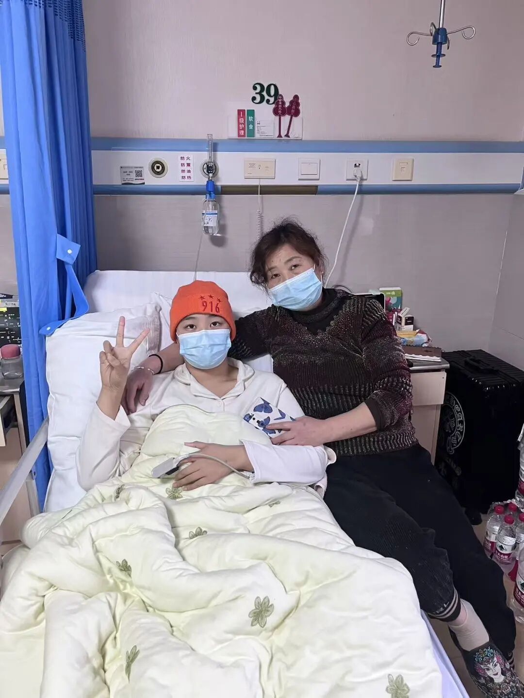 全网紧急寻亲！21岁女大学生患白血病急需骨髓移植，襁褓字条藏身世之谜