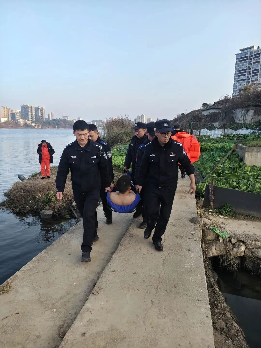 邵阳资江边，民警纵身一跃……