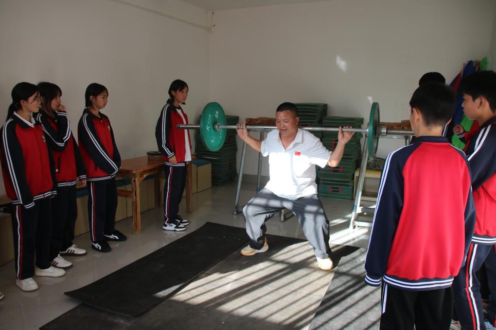 在乌蒙山区坚守24年，这位体育教师交出了怎样的“答卷”？