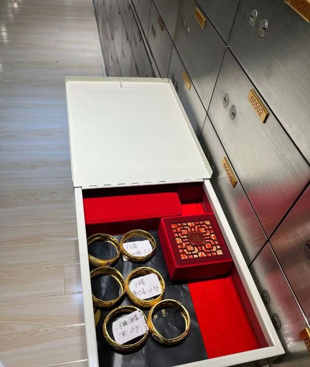 金价狂飙带火银行保管箱！租金翻倍仍一“箱”难求 有人排队一年没约上