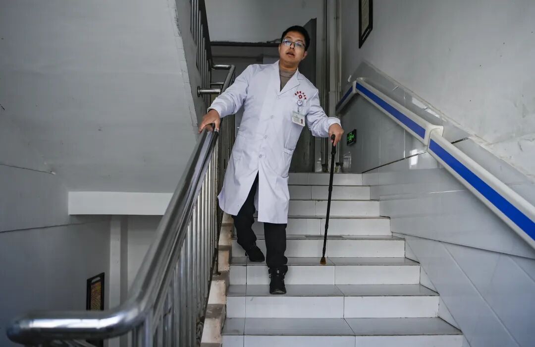 他拄着拐杖在乡镇卫生院行医8年，成为乡亲们的“医靠”