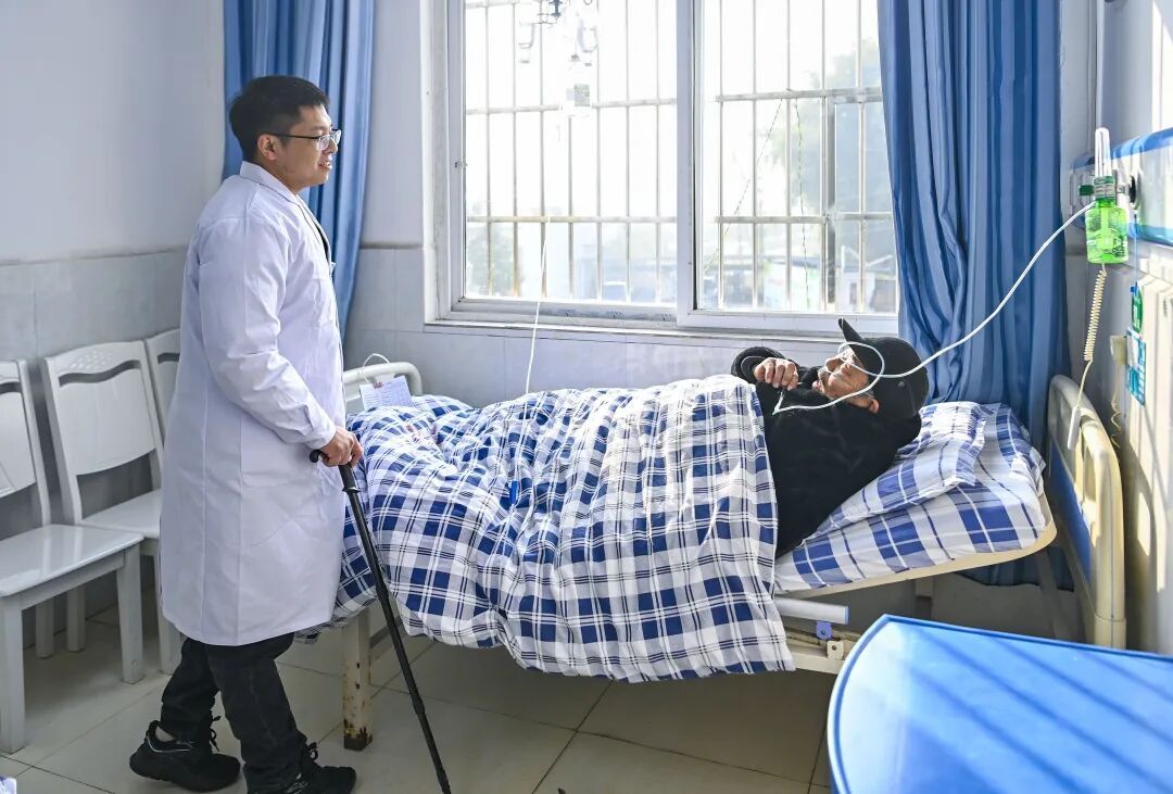 他拄着拐杖在乡镇卫生院行医8年，成为乡亲们的“医靠”