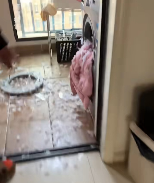 女子机洗羽绒服时突然发生爆炸，脸部严重受伤！提醒：洗前一定要仔细看标签