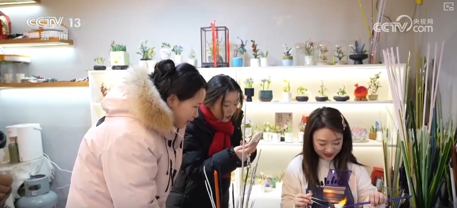 兼具传统韵味与现代审美 “花样”马年文创火出圈掀起消费热潮 兼具传统韵味与现代审美 “花样”马年文创火出圈掀起消费热潮