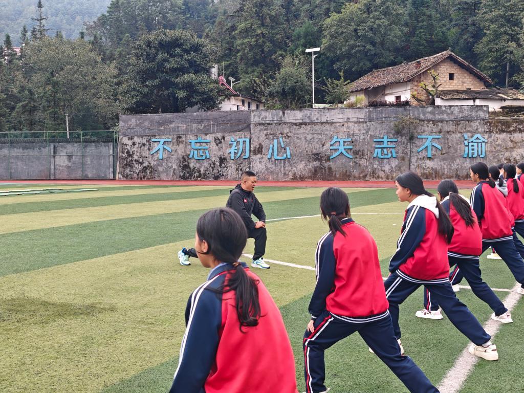 在乌蒙山区坚守24年，这位体育教师交出了怎样的“答卷”？