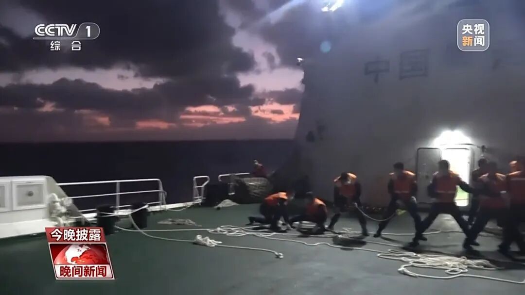 中国海警在黄岩岛成功搜救17名菲籍船员！遇险船员：“感谢中国海警帮助我们……”