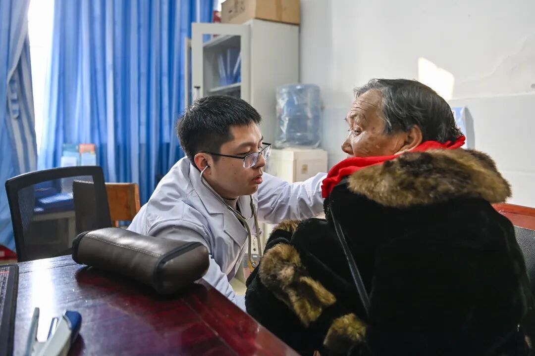 他拄着拐杖在乡镇卫生院行医8年，成为乡亲们的“医靠”