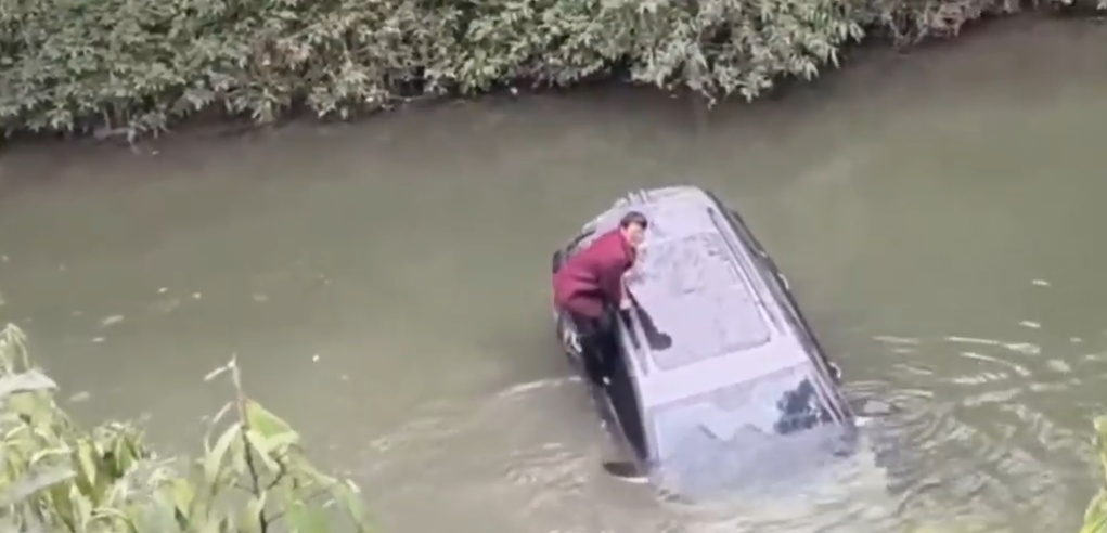 一汽车失控冲入河中，致3人被困！民警跃入水中往返营救