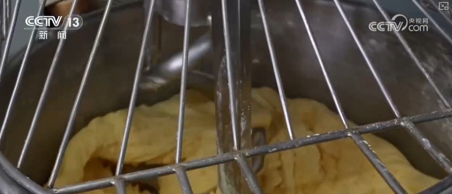 消费市场开启“年味模式” 传统美食改良焕新老味道开辟新商机