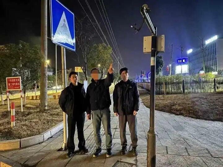 奇葩!司机偷走公安部门摄像头,只因觉得拍出的画面肯定清晰,要带回老家…… 奇葩!司机偷走公安部门摄像头,只因觉得拍出的画面肯定清晰,要带回老家……