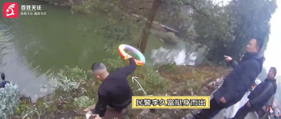 一汽车失控冲入河中，致3人被困！民警跃入水中往返营救