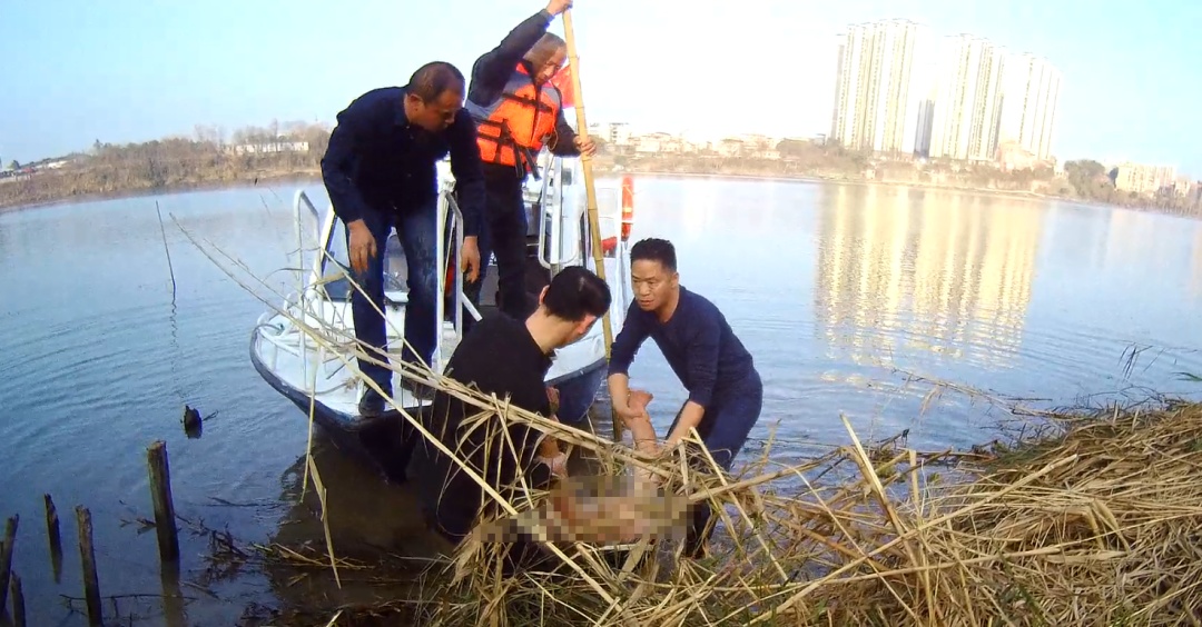 邵阳资江边，民警纵身一跃……