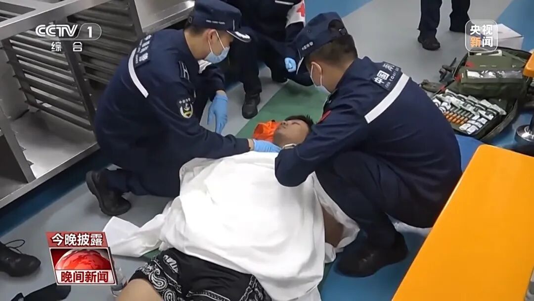 中国海警在黄岩岛成功搜救17名菲籍船员！遇险船员：“感谢中国海警帮助我们……”