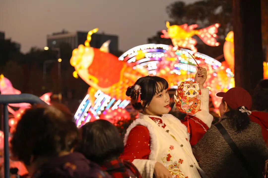 这只火了的“打工摸鱼”醒狮已睁眼！广州越秀公园新春灯会本周震撼亮灯