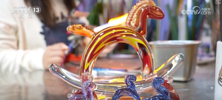 兼具传统韵味与现代审美 “花样”马年文创火出圈掀起消费热潮 兼具传统韵味与现代审美 “花样”马年文创火出圈掀起消费热潮