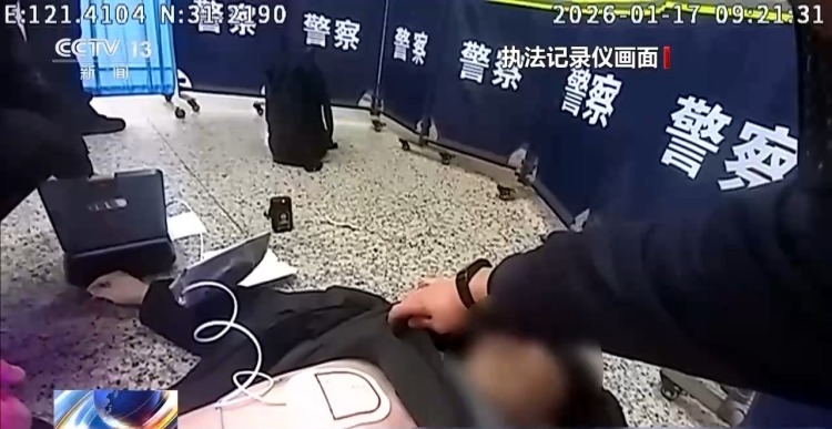 上海地铁站内上演17分钟生死救援 心梗乘客终获救