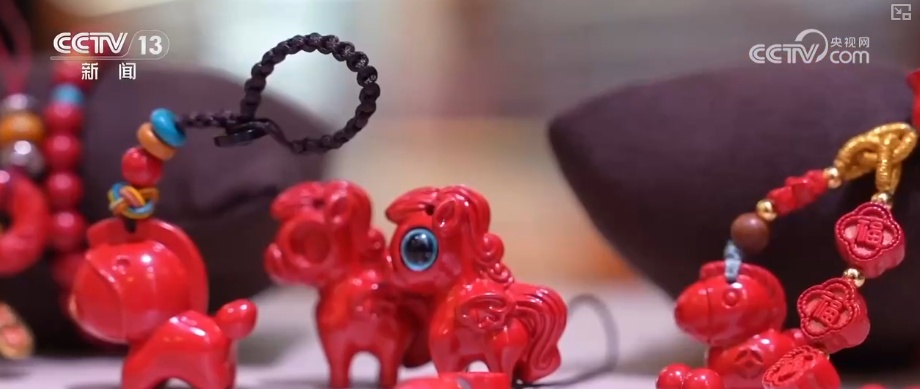 兼具传统韵味与现代审美 “花样”马年文创火出圈掀起消费热潮 兼具传统韵味与现代审美 “花样”马年文创火出圈掀起消费热潮