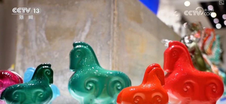 兼具传统韵味与现代审美 “花样”马年文创火出圈掀起消费热潮 兼具传统韵味与现代审美 “花样”马年文创火出圈掀起消费热潮