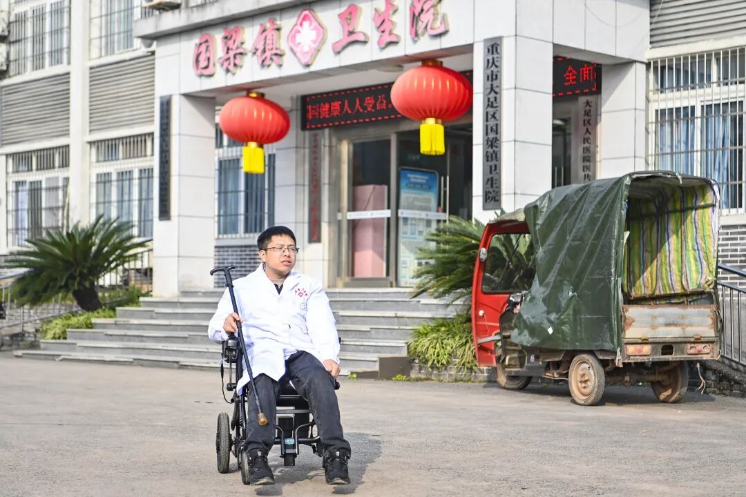 他拄着拐杖在乡镇卫生院行医8年，成为乡亲们的“医靠”