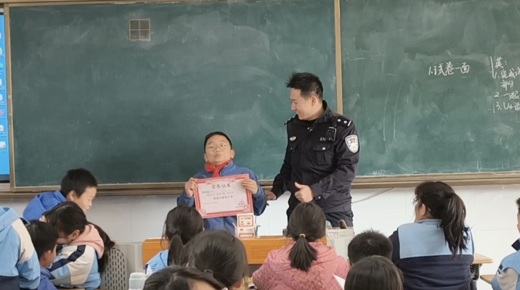 “小孩哥”干了件事,全班同学秒变 “迷弟迷妹”! “小孩哥”干了件事,全班同学秒变 “迷弟迷妹”!