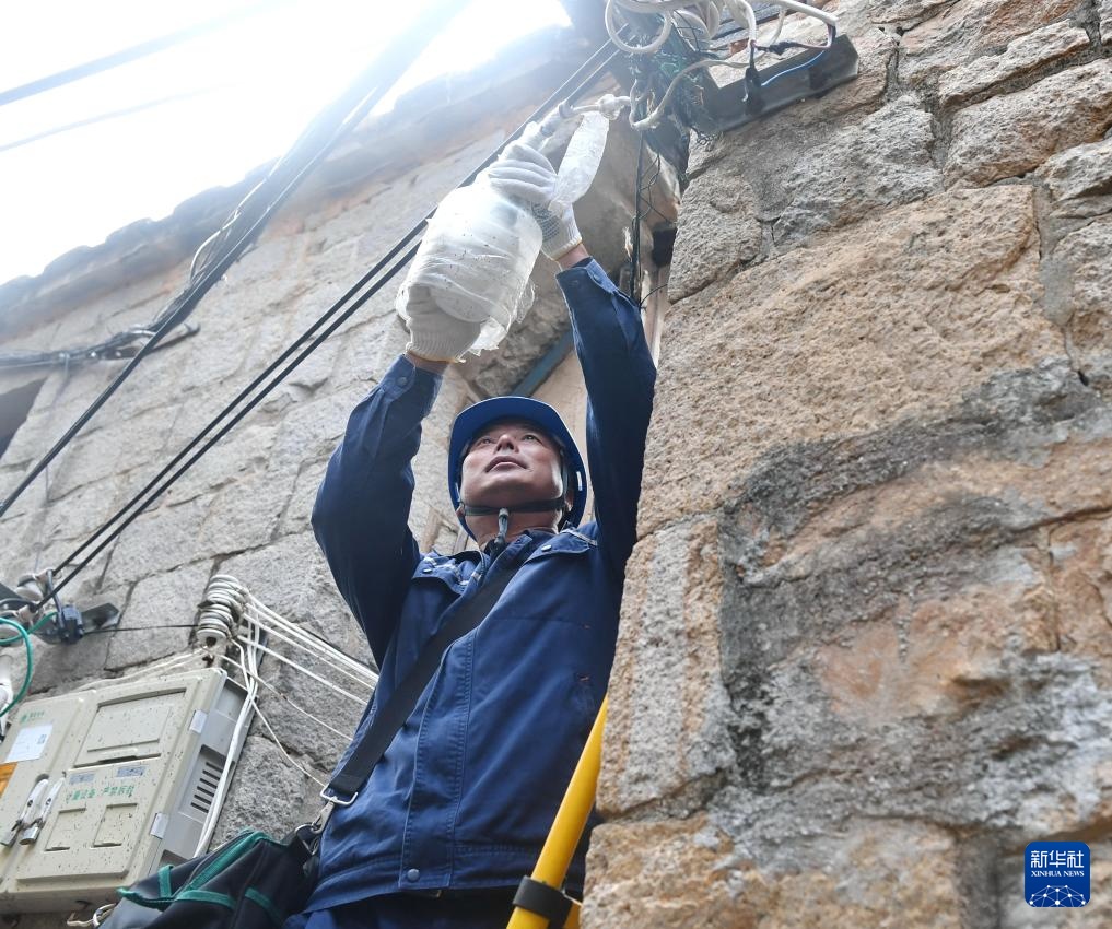 海岛“守灯人”