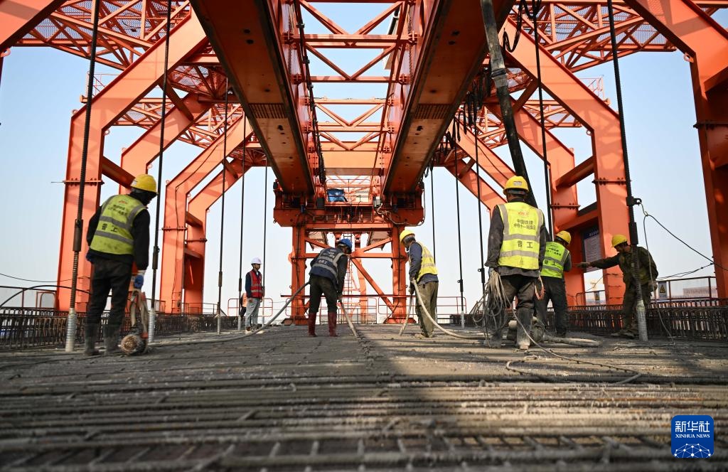 深江铁路跨沿江高速特大桥建设有序推进
