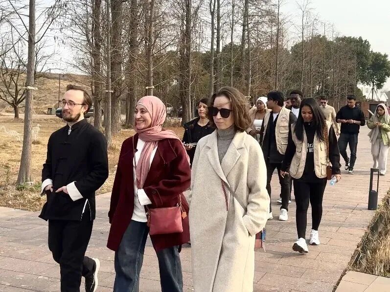 齐聚南昌“追鸟”！18国青年纷纷拿起手机刷屏......