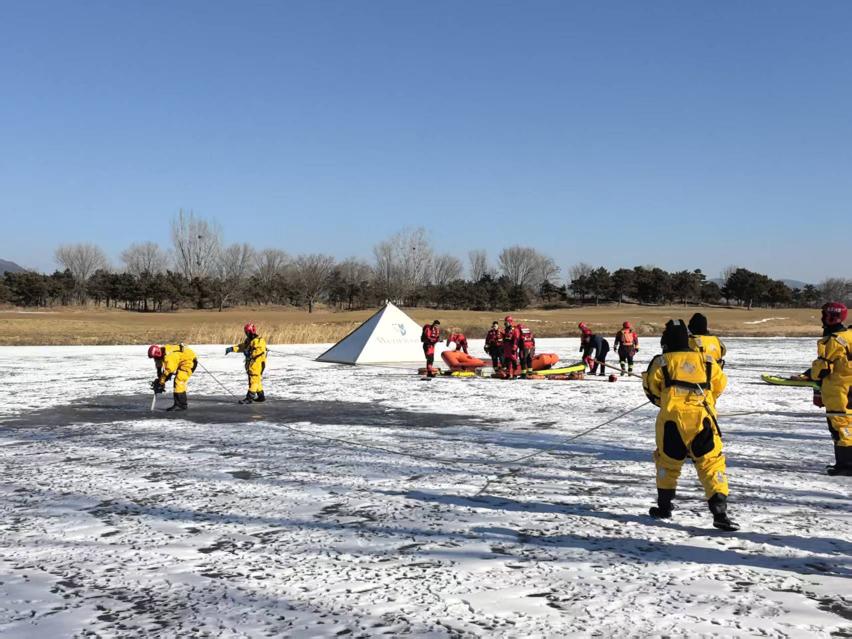 北京：昌平消防开展冰上救援演练 筑牢生命安全防线