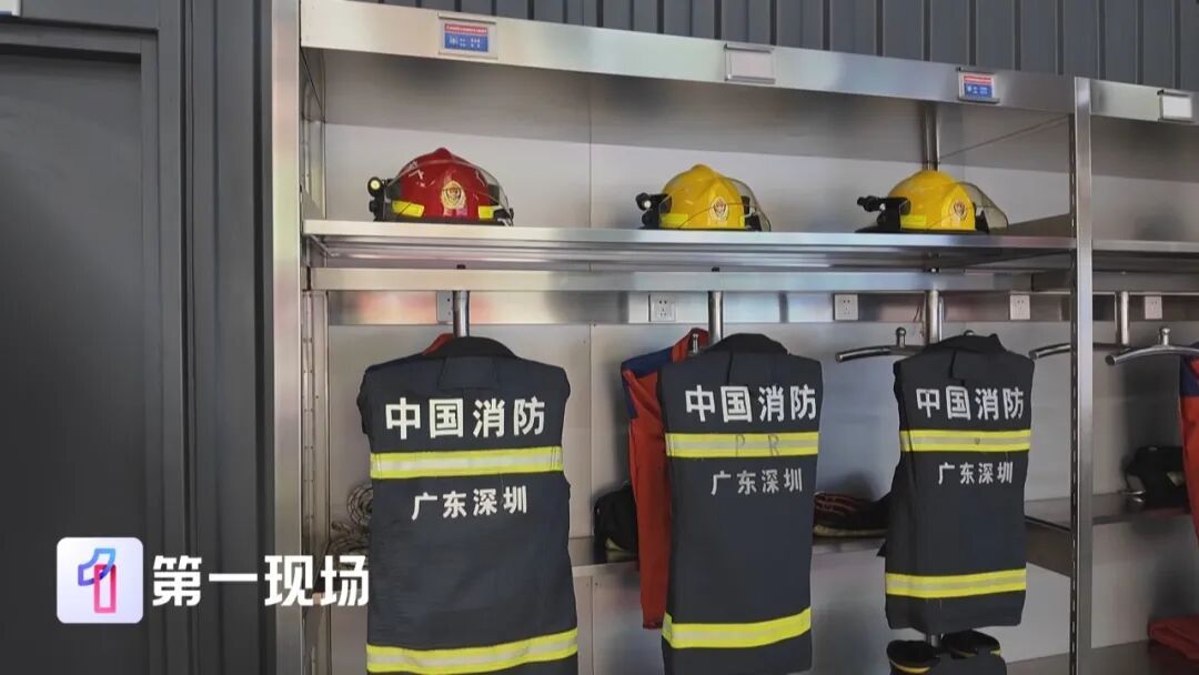 男子爬山摔倒致骨折,救援人员耗时一小时轮班抬运,徒步不能“说走就走” 男子爬山摔倒致骨折,救援人员耗时一小时轮班抬运,徒步不能“说走就走”