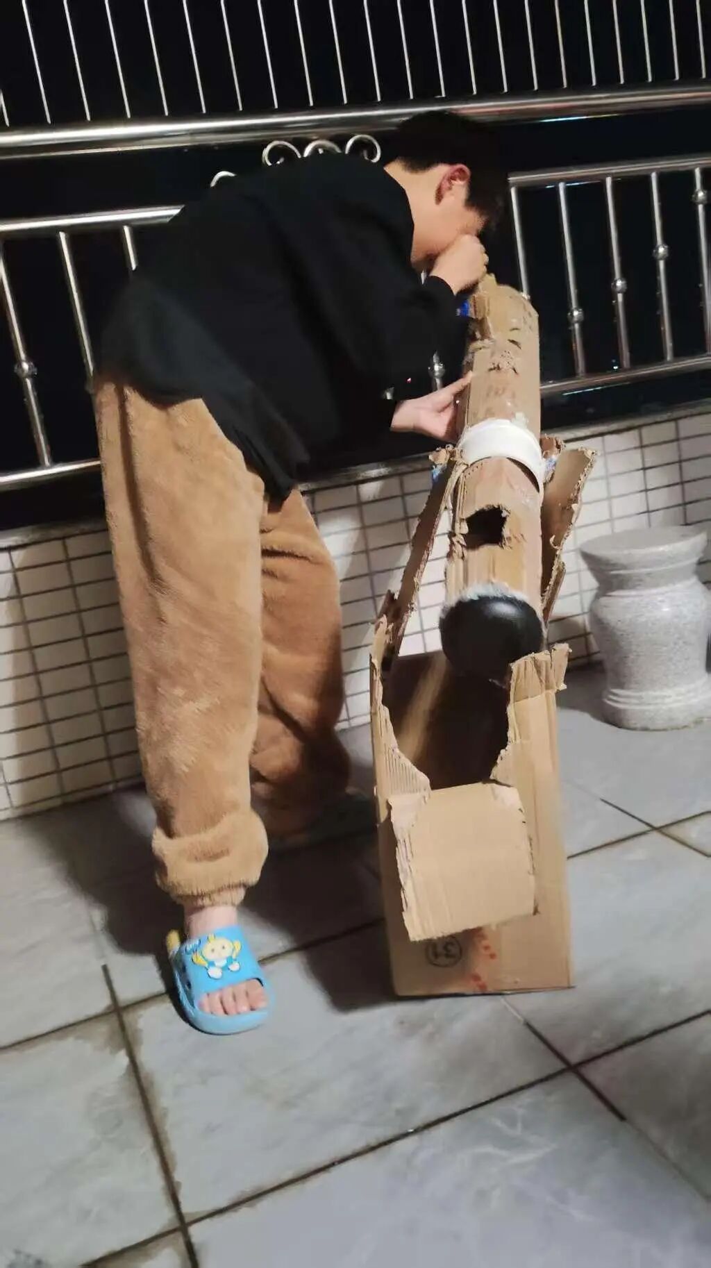 10岁小孩哥用废旧纸壳自制“观月神器”，“硬核”手工惊艳网友