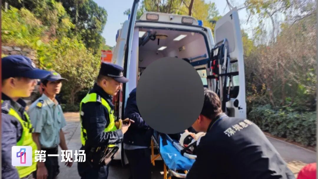 男子爬山摔倒致骨折,救援人员耗时一小时轮班抬运,徒步不能“说走就走” 男子爬山摔倒致骨折,救援人员耗时一小时轮班抬运,徒步不能“说走就走”