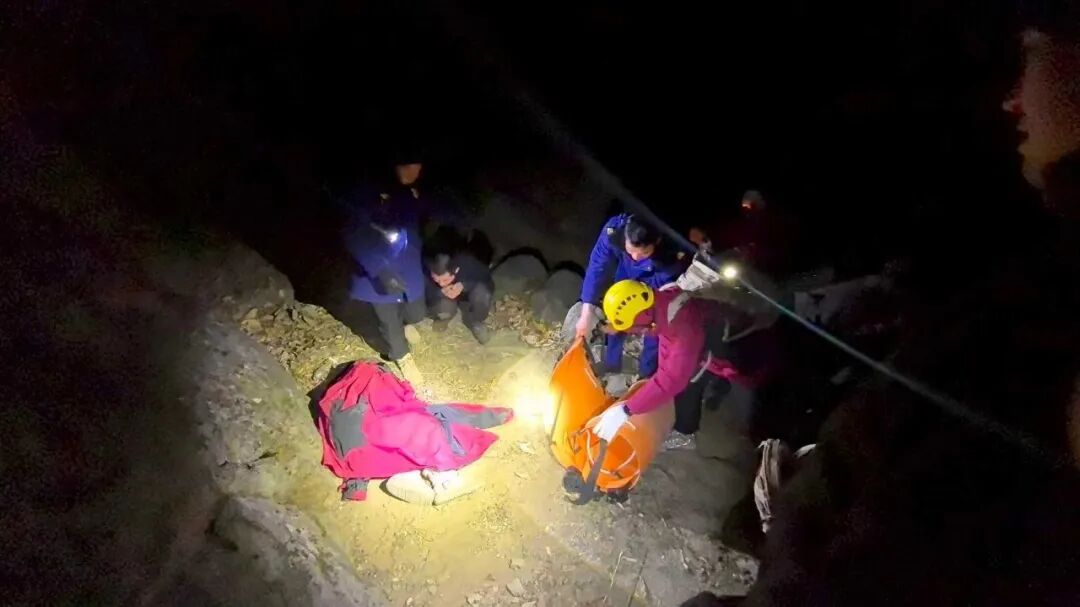 寒夜深山紧急救援！怀柔消防成功找回失联聋哑智障老人