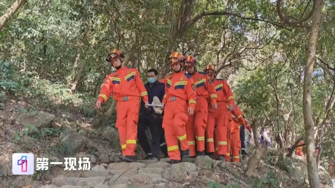 男子爬山摔倒致骨折,救援人员耗时一小时轮班抬运,徒步不能“说走就走” 男子爬山摔倒致骨折,救援人员耗时一小时轮班抬运,徒步不能“说走就走”