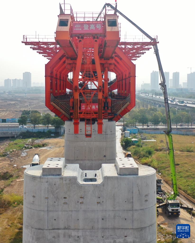 深江铁路跨沿江高速特大桥建设有序推进