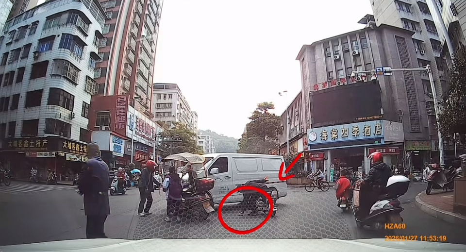 大叔围观车祸,捡到面包车司机掉落手机骑车就跑,广东小伙载上司机连追三条街帮忙讨回 大叔围观车祸,捡到面包车司机掉落手机骑车就跑,广东小伙载上司机连追三条街帮忙讨回