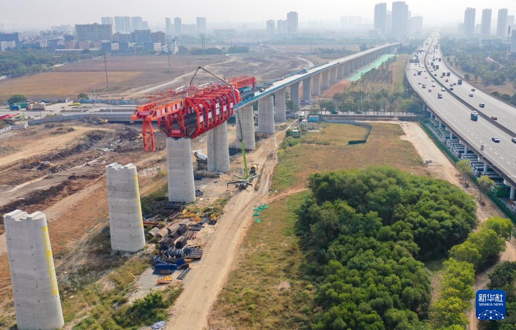 深江铁路跨沿江高速特大桥建设有序推进